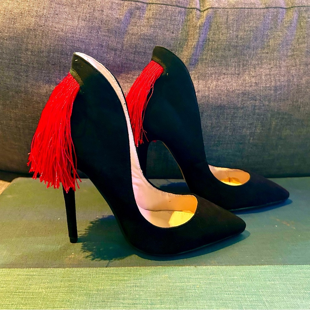 FFC New York Black Pointed Toe Pumps w/ Red Fringe Tail, Size 6